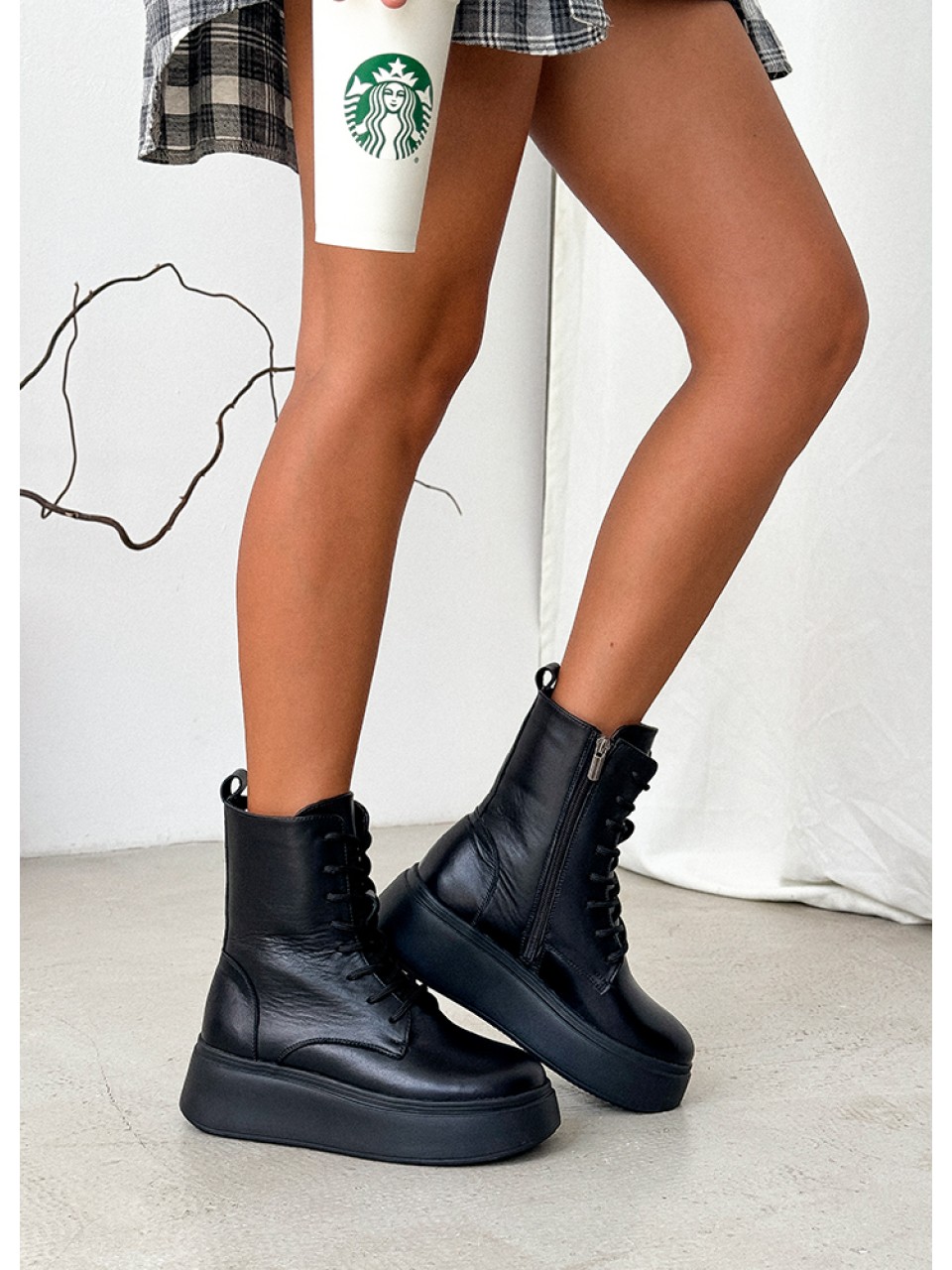 Жіночі шкіряні черевики на шнуровці (байка) чорного кольору 35040