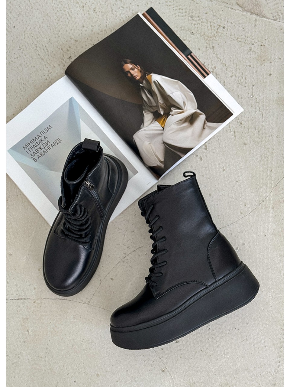 Жіночі шкіряні черевики на шнуровці (байка) чорного кольору 35040