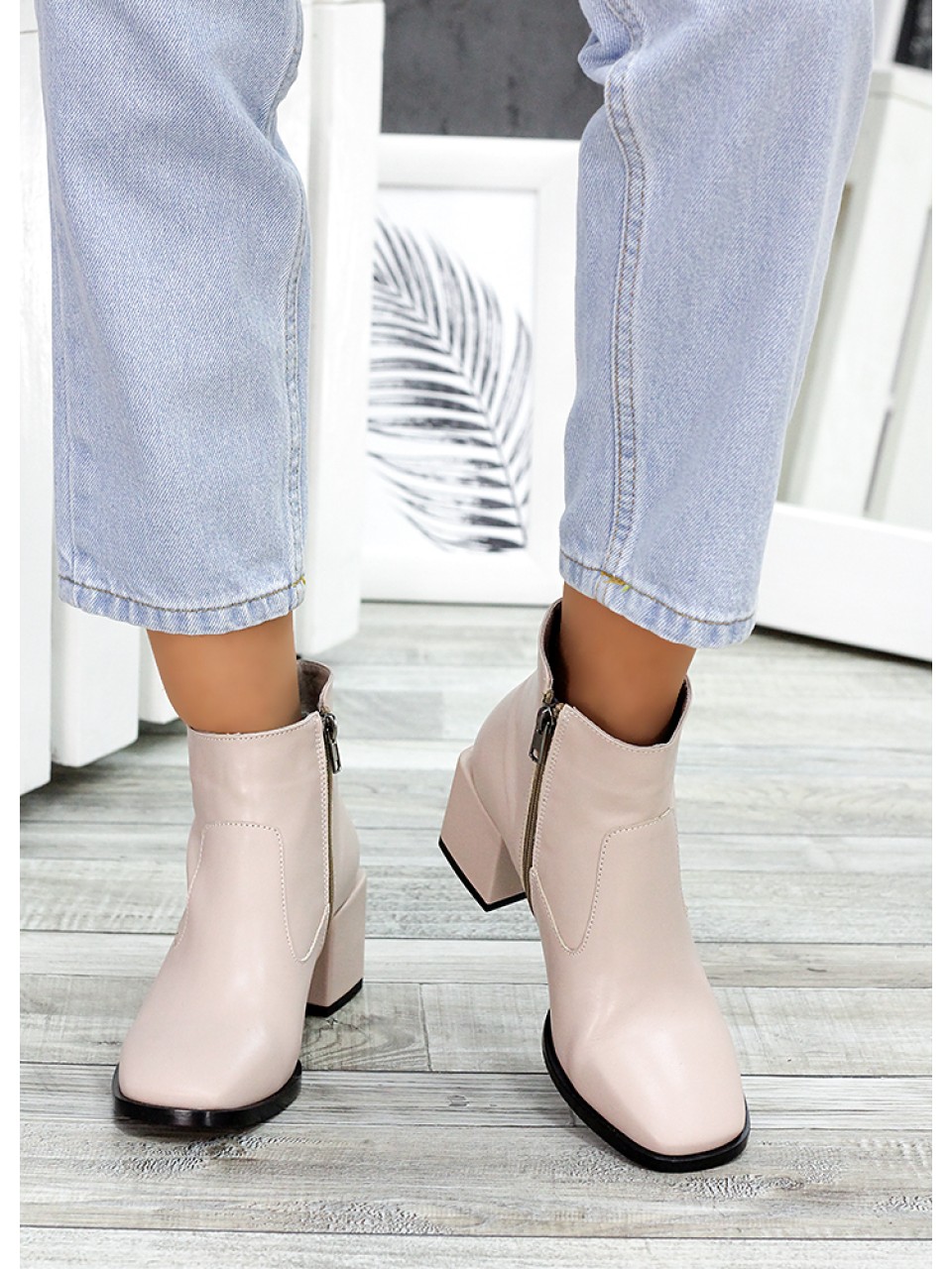 Жіночі шкіряні черевики на каблуку (байка) бежевого кольору 35324