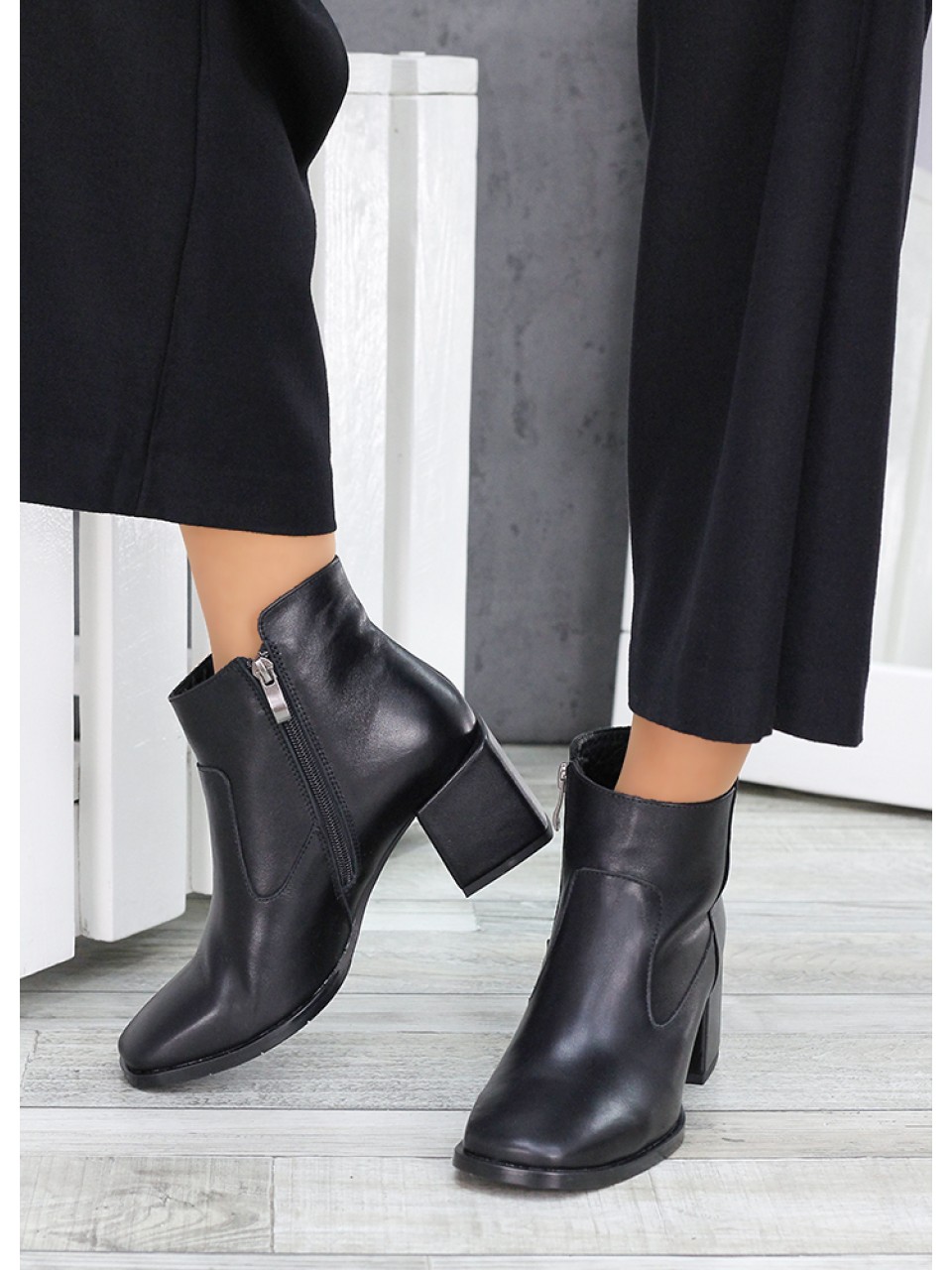 Женские кожаные ботинки на каблуке (байка) черного цвета 35039