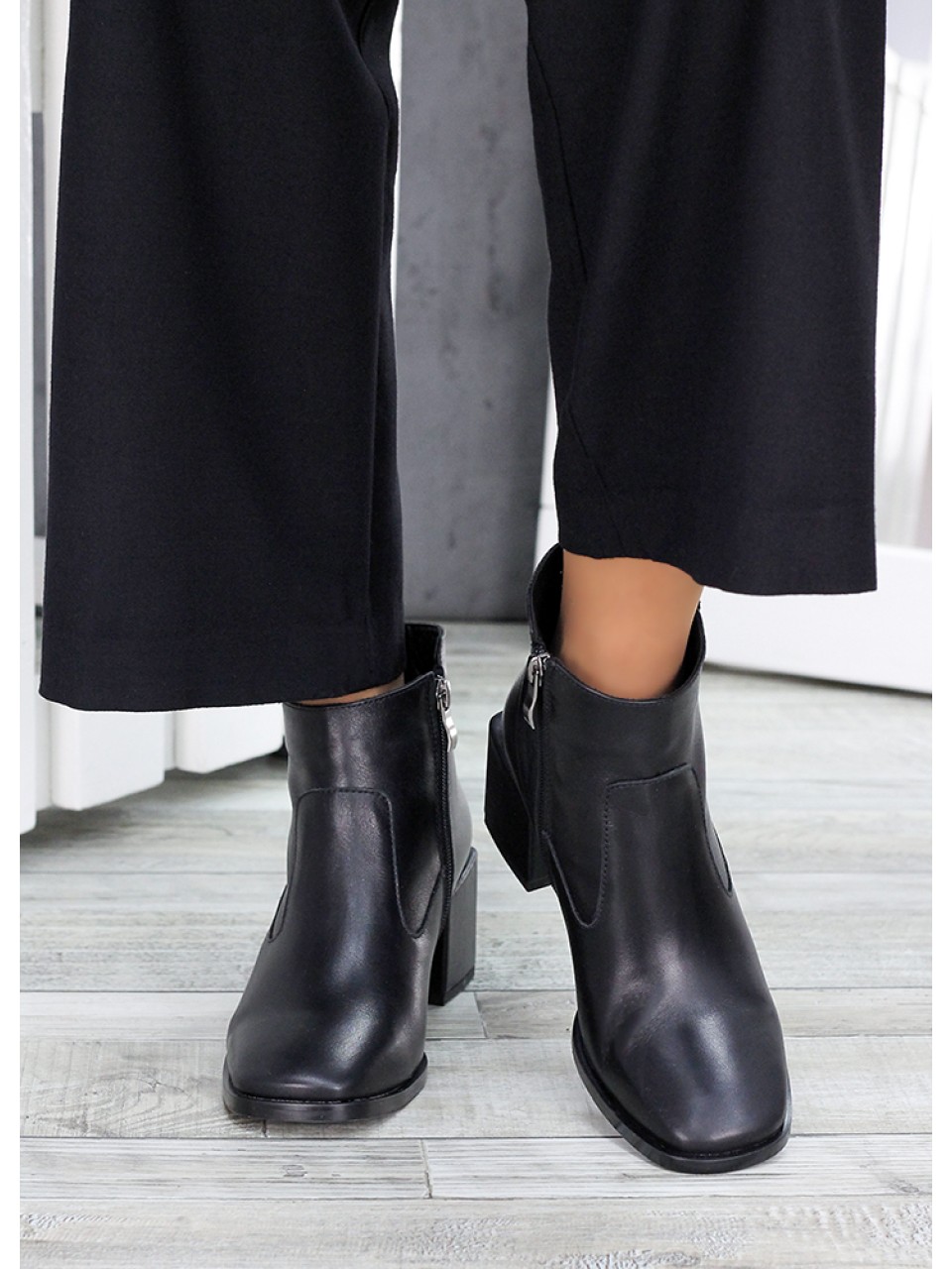 Женские кожаные ботинки на каблуке (байка) черного цвета 35039