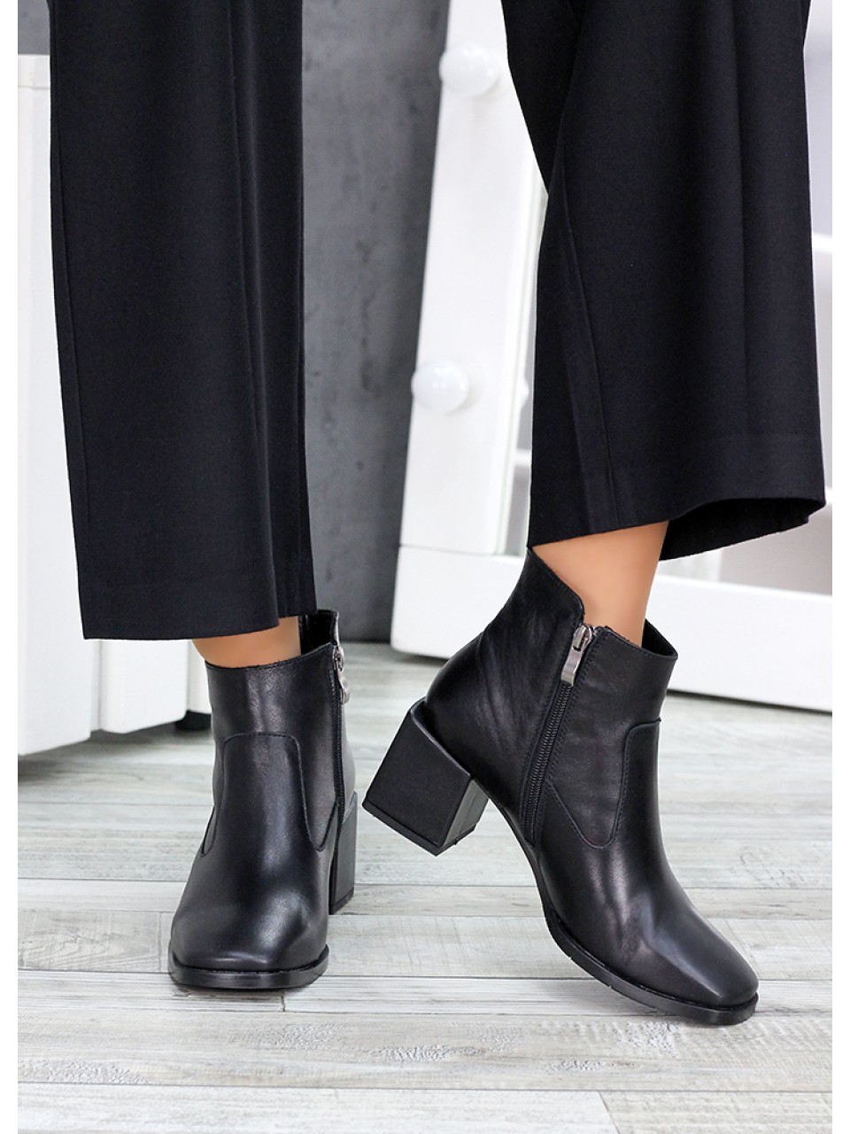Женские кожаные ботинки на каблуке (байка) черного цвета 35039