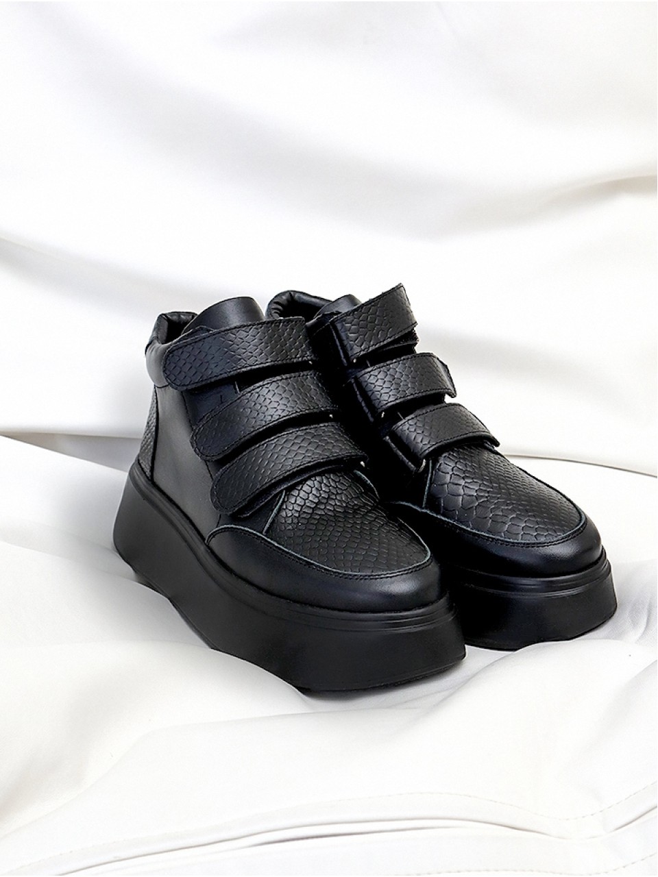 Женские кожаные ботинки на липучках (байка) черного цвета 34763