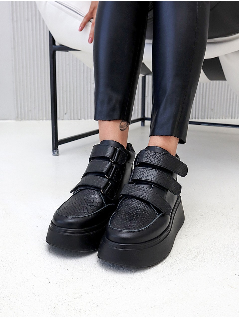 Жіночі шкіряні черевики берці (байка) чорного кольору 34769