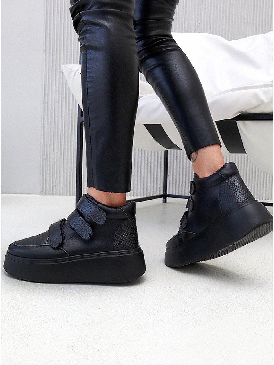 Жіночі шкіряні черевики берці (байка) чорного кольору 34769