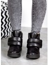 Жіночі шкіряні черевики на липучці (хутро) чорного кольору 35050