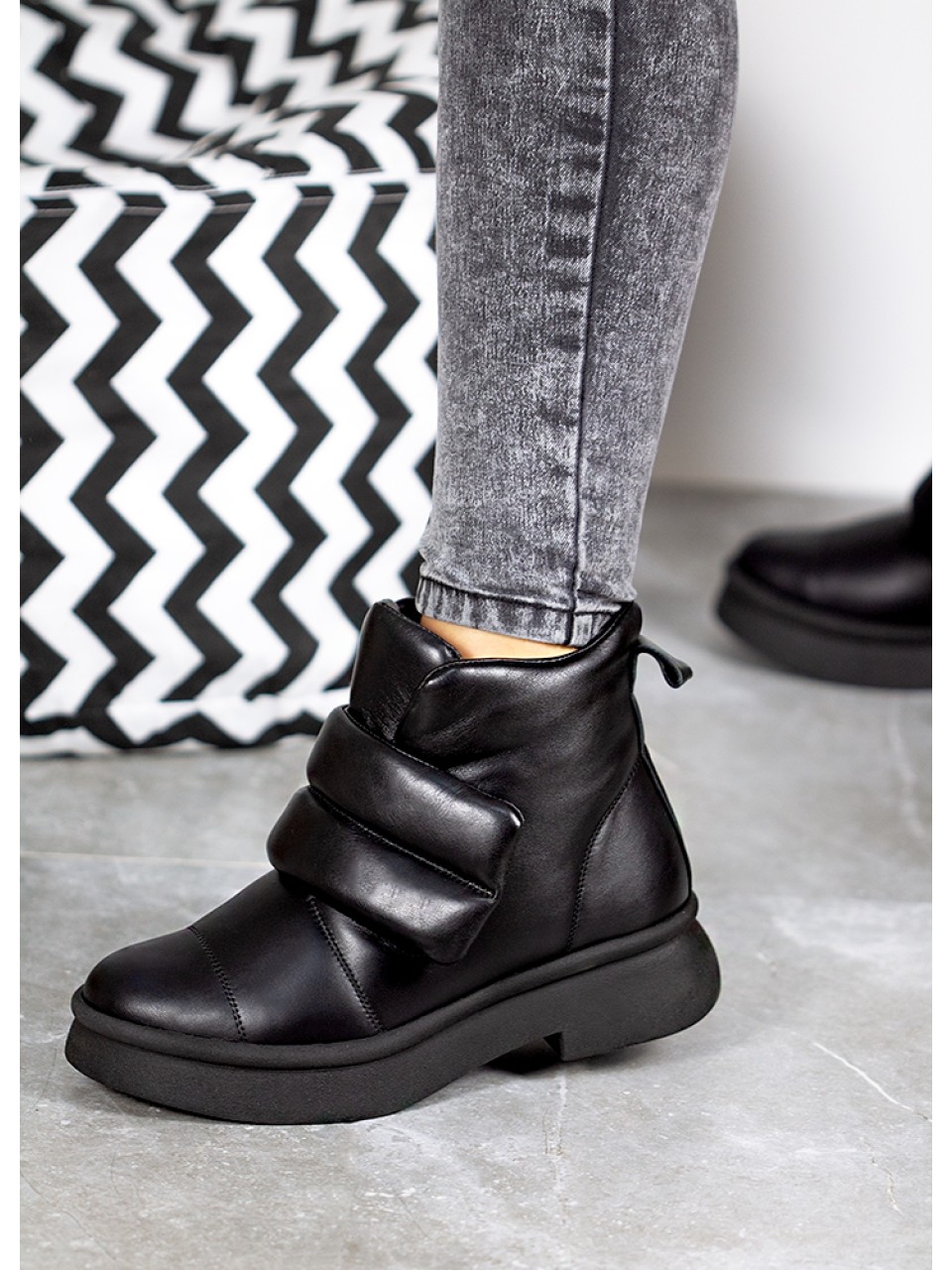 Жіночі шкіряні черевики на липучці (хутро) чорного кольору 35050