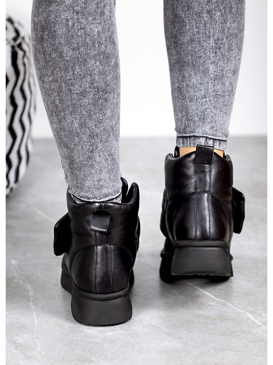 Жіночі шкіряні черевики на липучці (хутро) чорного кольору 35050