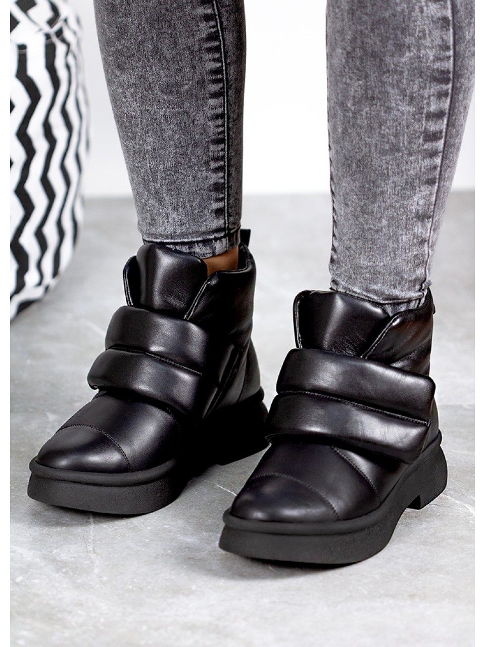 Жіночі шкіряні черевики на липучці (хутро) чорного кольору 35050
