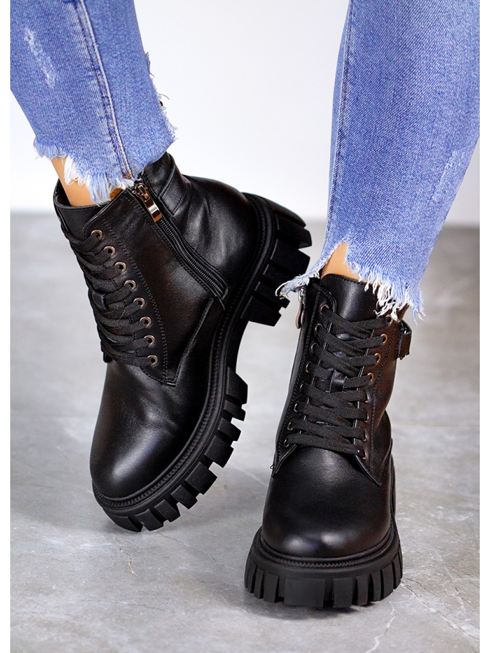 Жіночі шкіряні тракторні черевики (хутро) чорного кольору 35051