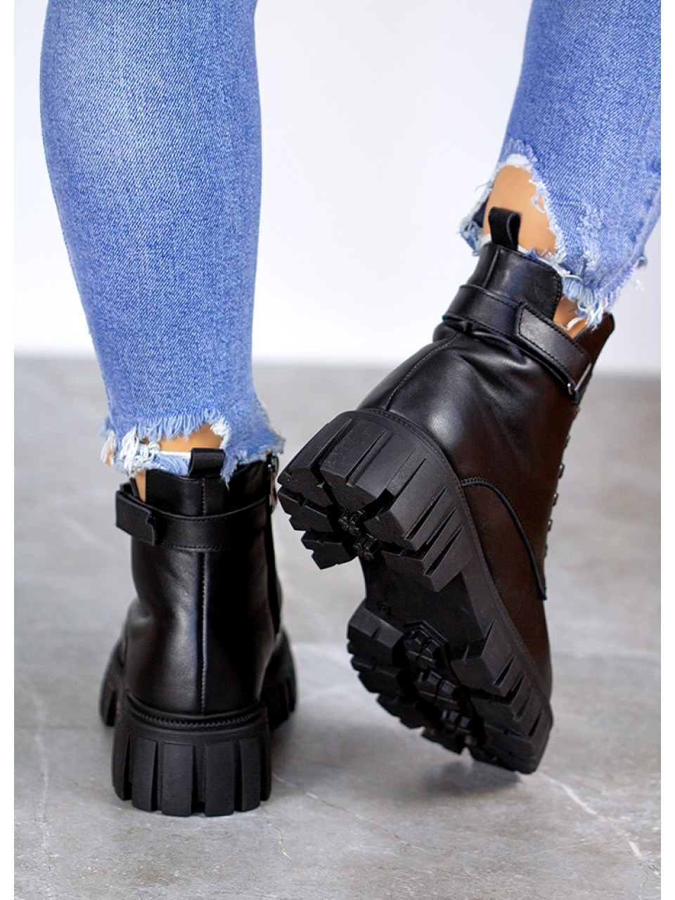 Жіночі шкіряні тракторні черевики (хутро) чорного кольору 35051