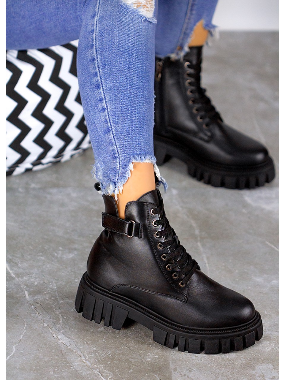 Жіночі шкіряні тракторні черевики (хутро) чорного кольору 35051