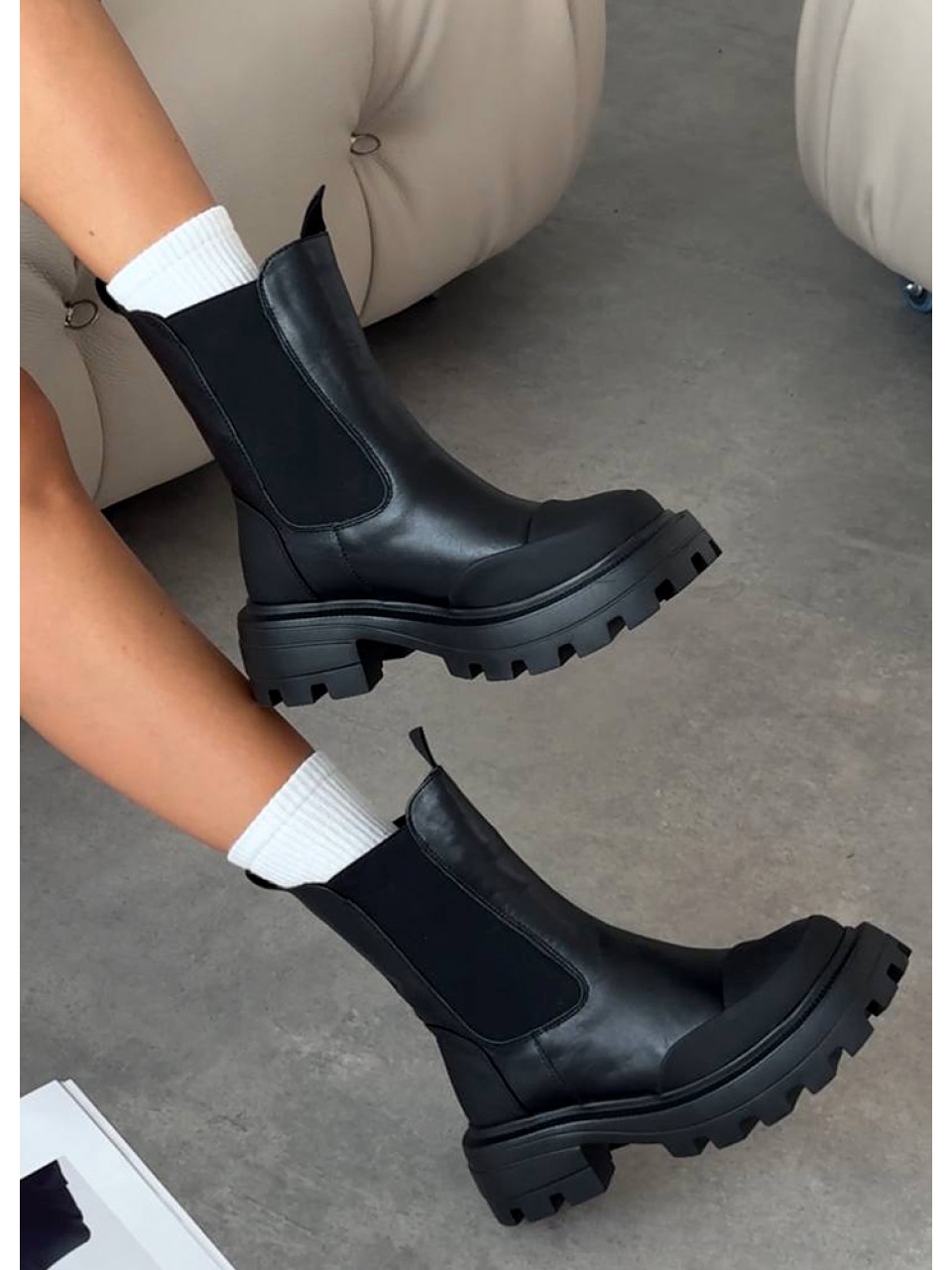 Женские кожаные ботинки с резинкой (мех) черного цвета 34971