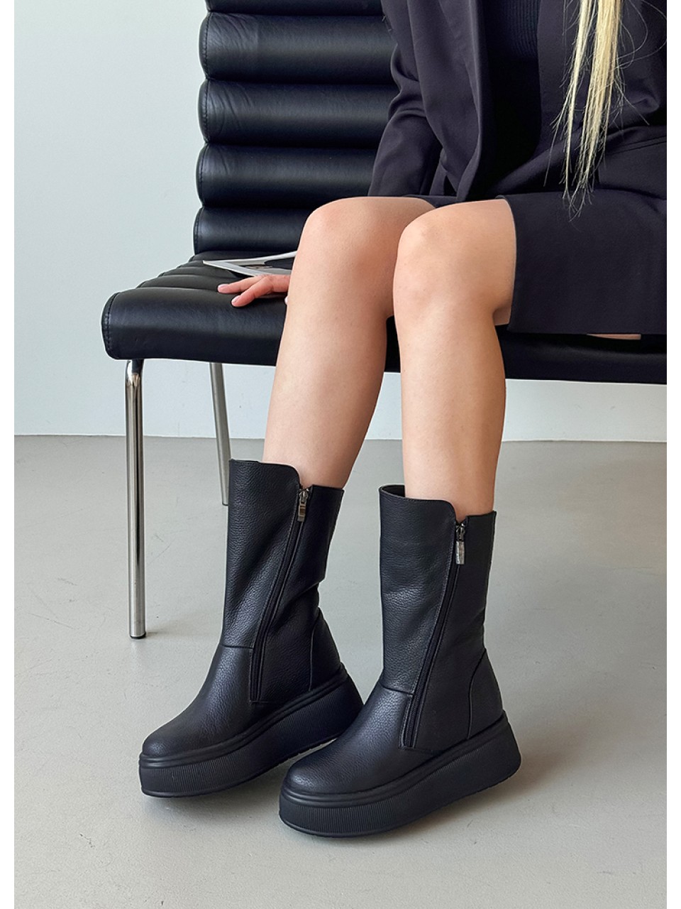 Жіночі шкіряні черевики на платформі (Байка) чорного кольору 35184