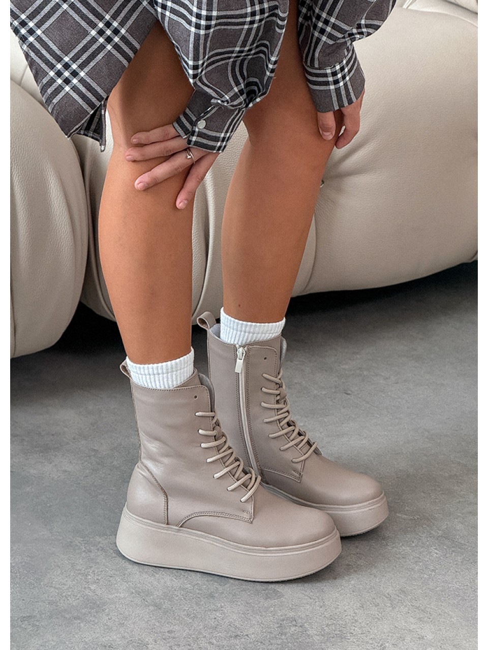 Жіночі шкіряні черевики на платформі (Цигейка) кавового кольору 35187