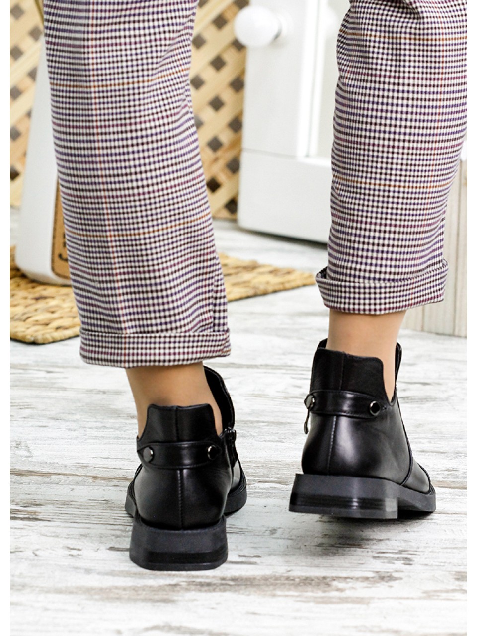 Жіночі шкіряні короткі черевики на байці чорного кольору 34897