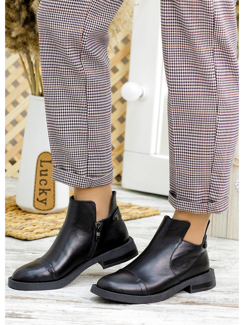 Жіночі шкіряні короткі черевики на байці чорного кольору 34897