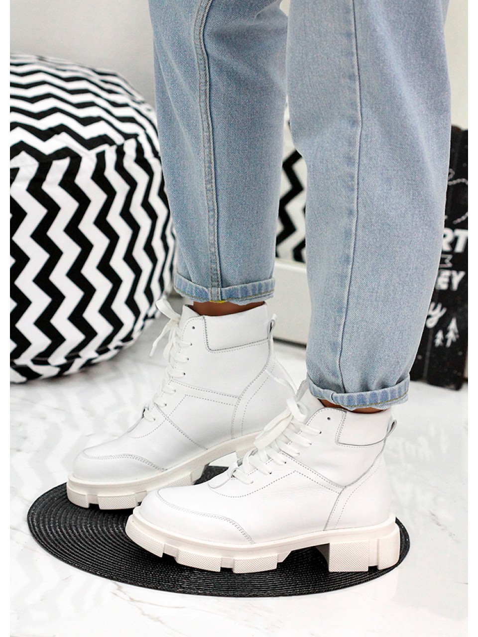 Жіночі шкіряні черевики на шнурівці (байка) білого кольору 35332