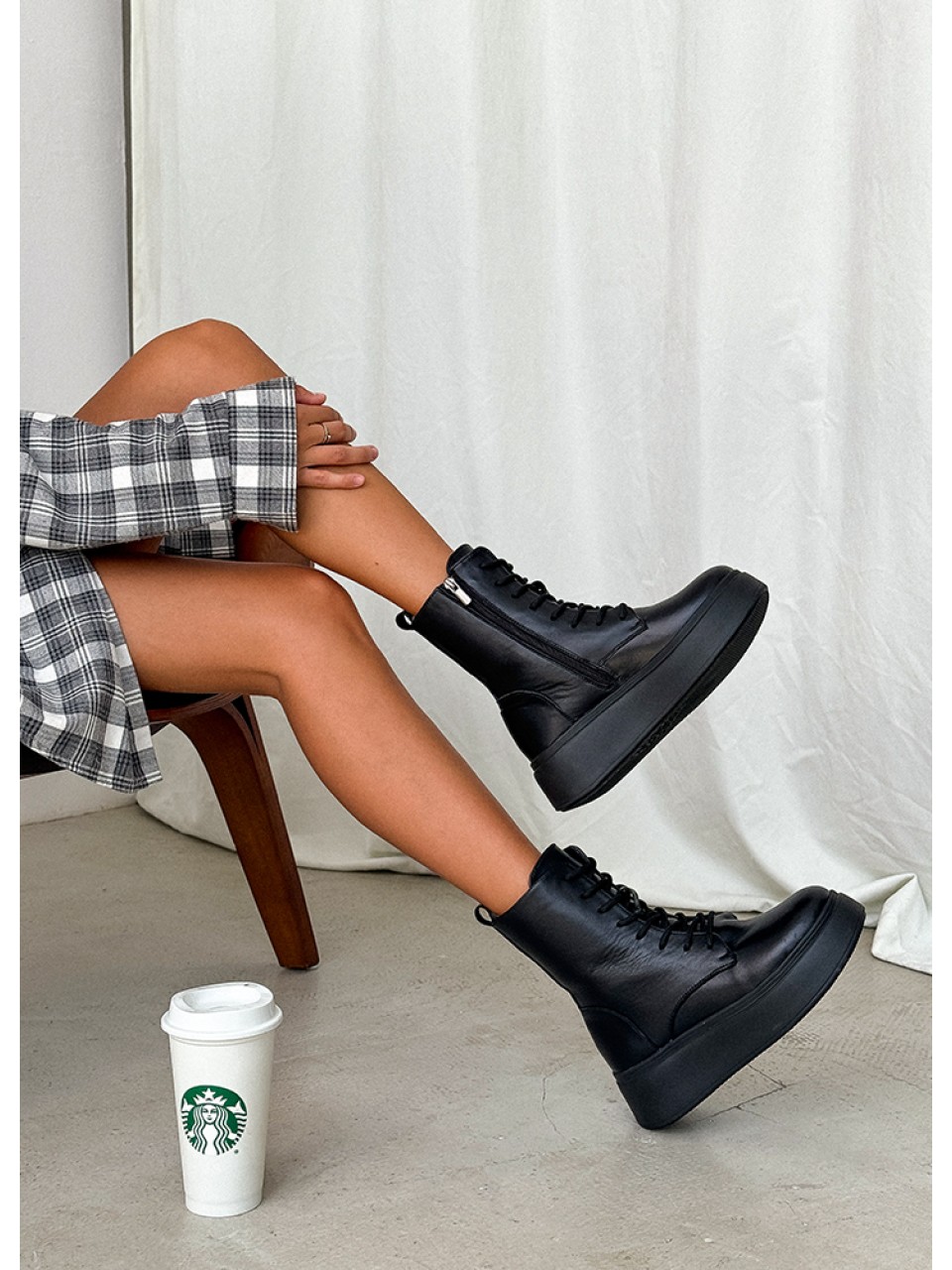 Жіночі шкіряні черевики на шнуровці (хутро) чорного кольору 35041