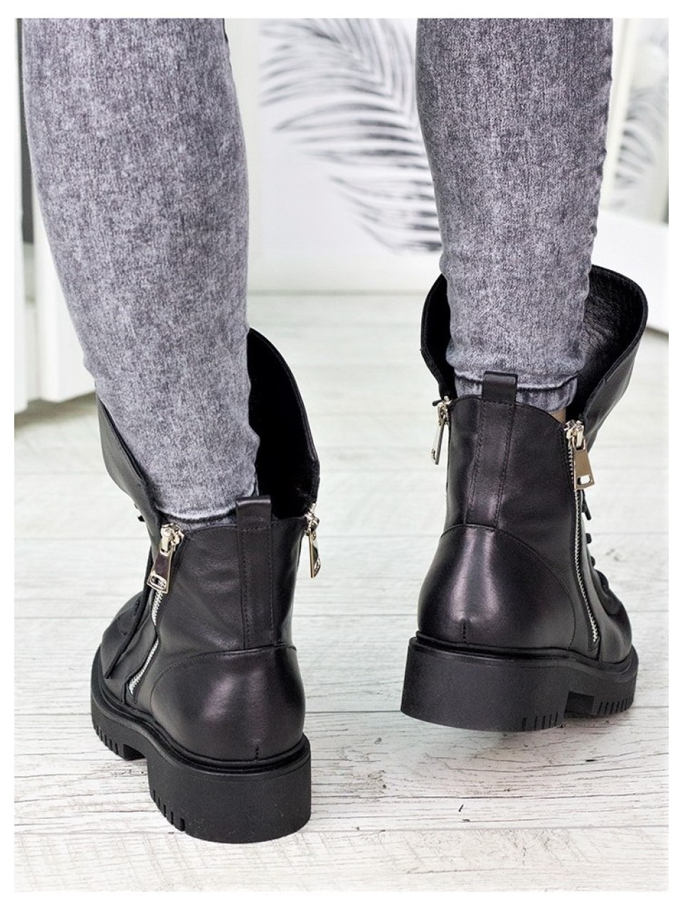 Жіночі шкіряні черевики на шнуровці (хутро) чорного кольору 35043