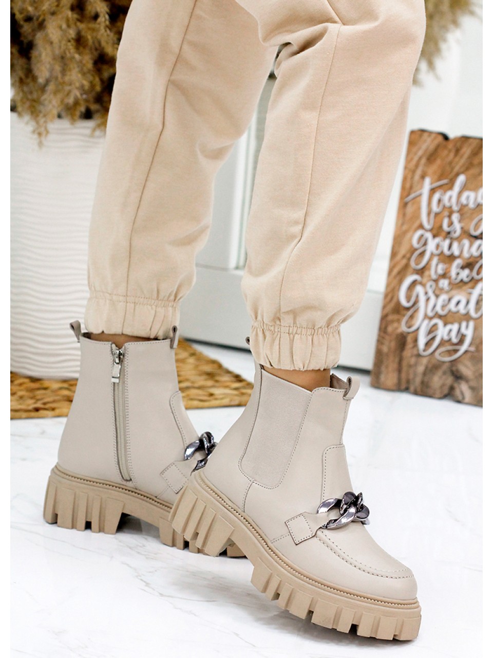Жіночі шкіряні черевики з тракторною підошвою (хутро) бежевого кольору 35327