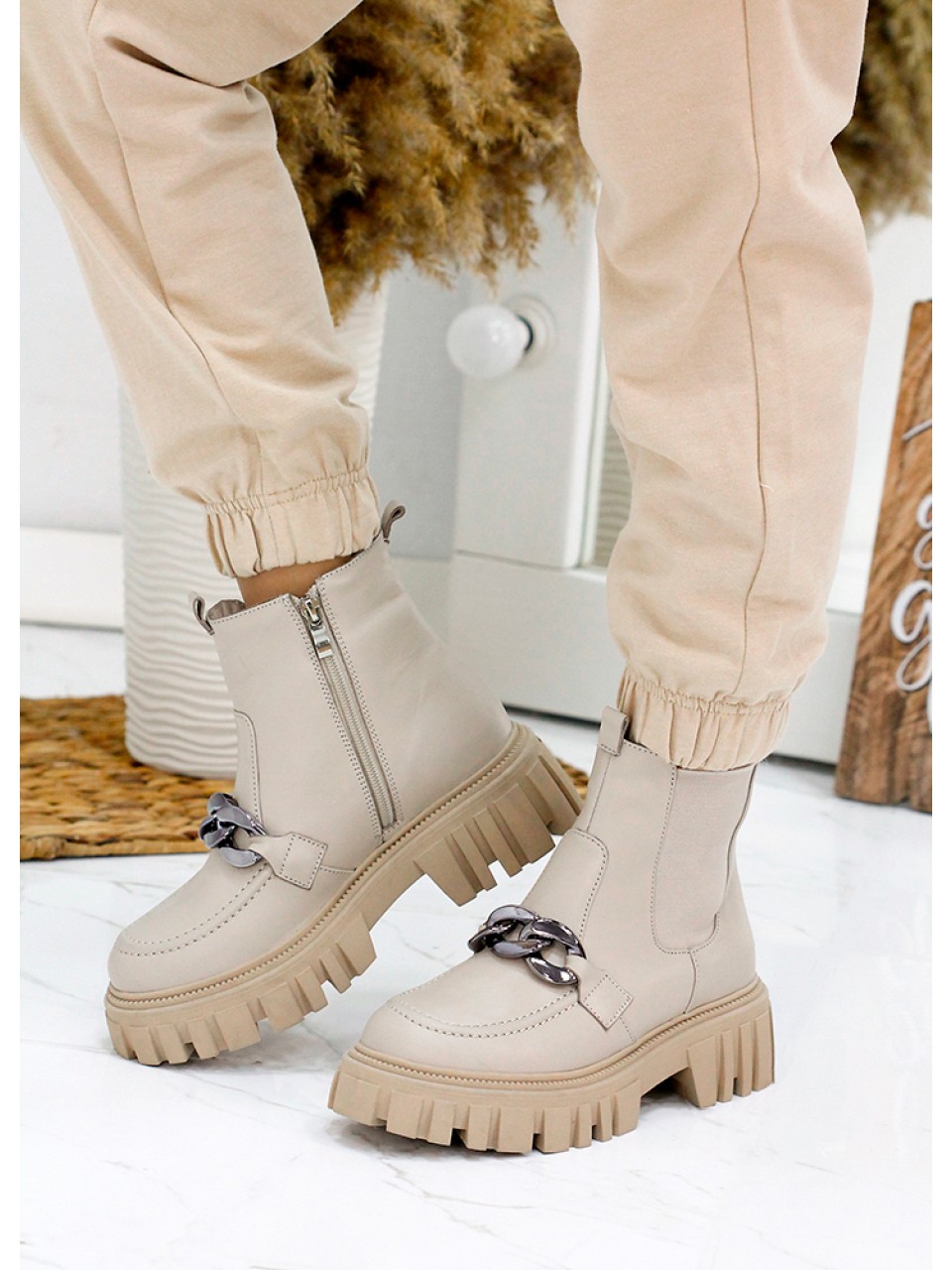 Жіночі шкіряні черевики з тракторною підошвою (хутро) бежевого кольору 35327