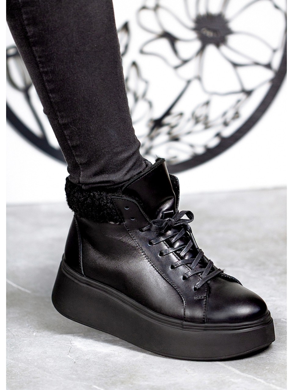 Жіночі шкіряні черевики Тедді (цигейка) чорного кольору 34979