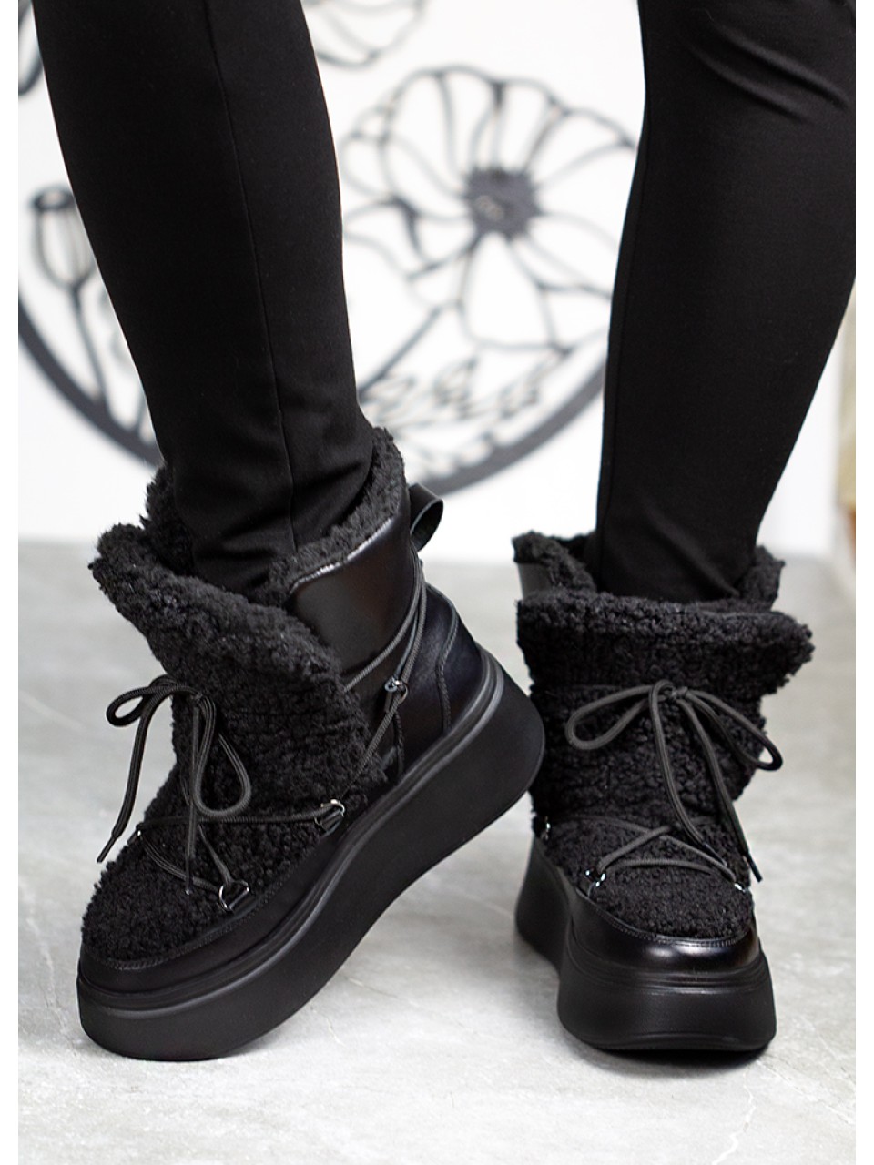 Женские кожаные ботинки Тедди на шнуровке (цигейка) черного цвета 34980