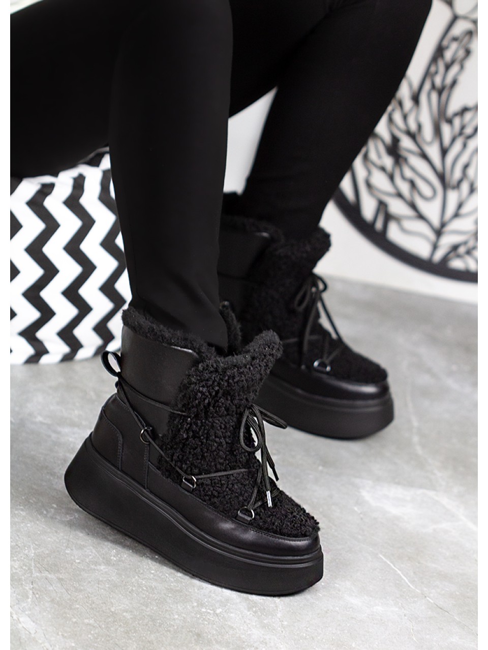 Женские кожаные ботинки Тедди на шнуровке (цигейка) черного цвета 34980