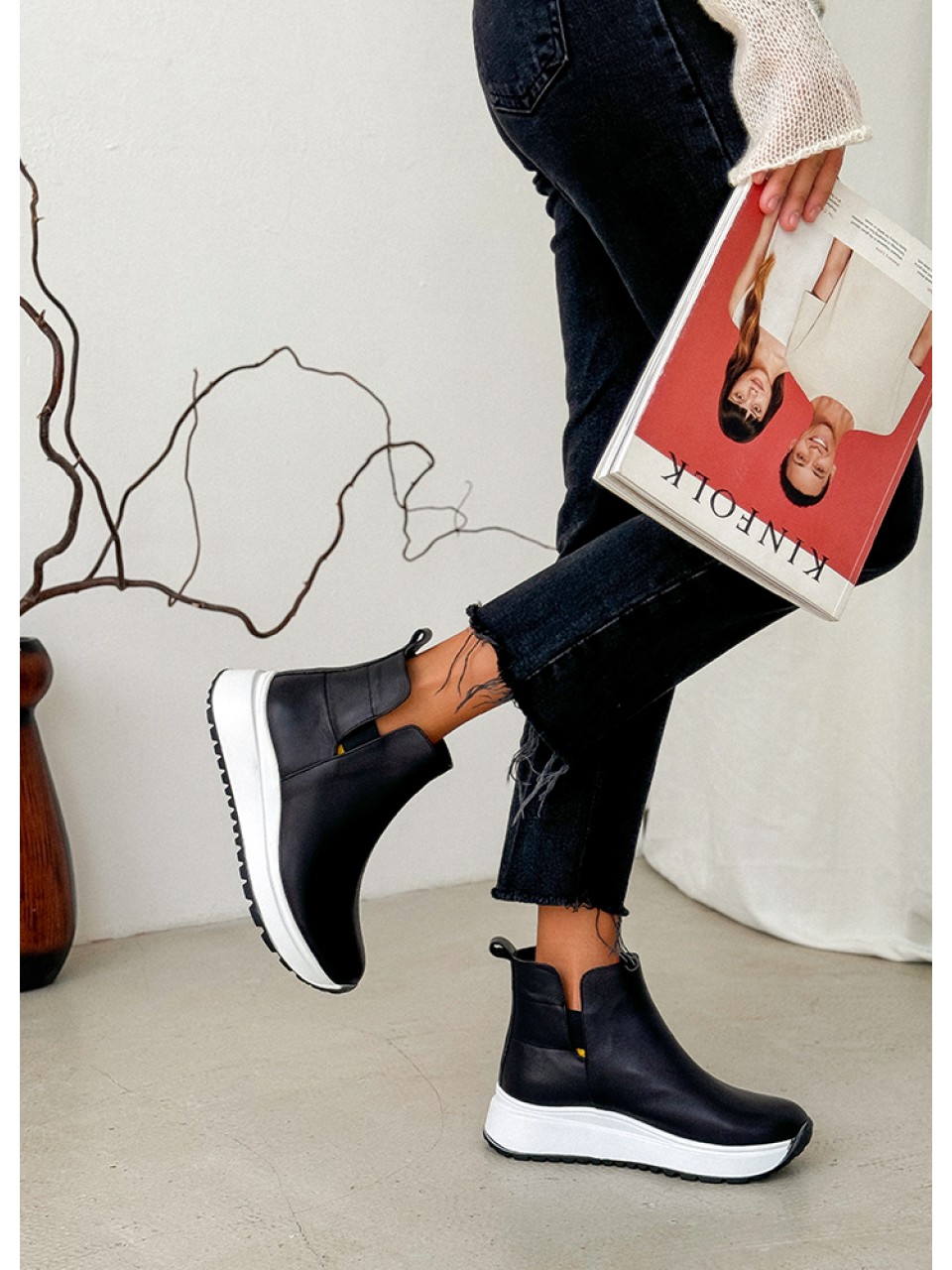 Черевики жіночі шкіряні з білою підошвою (байка) чорного кольору 34973