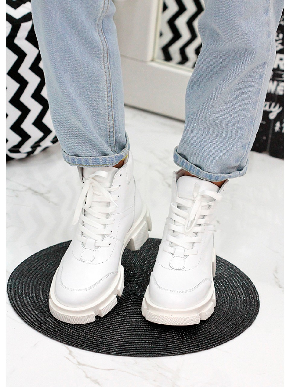 Жіночі шкіряні черевики на шнурівці (хутро) білого кольору 35331
