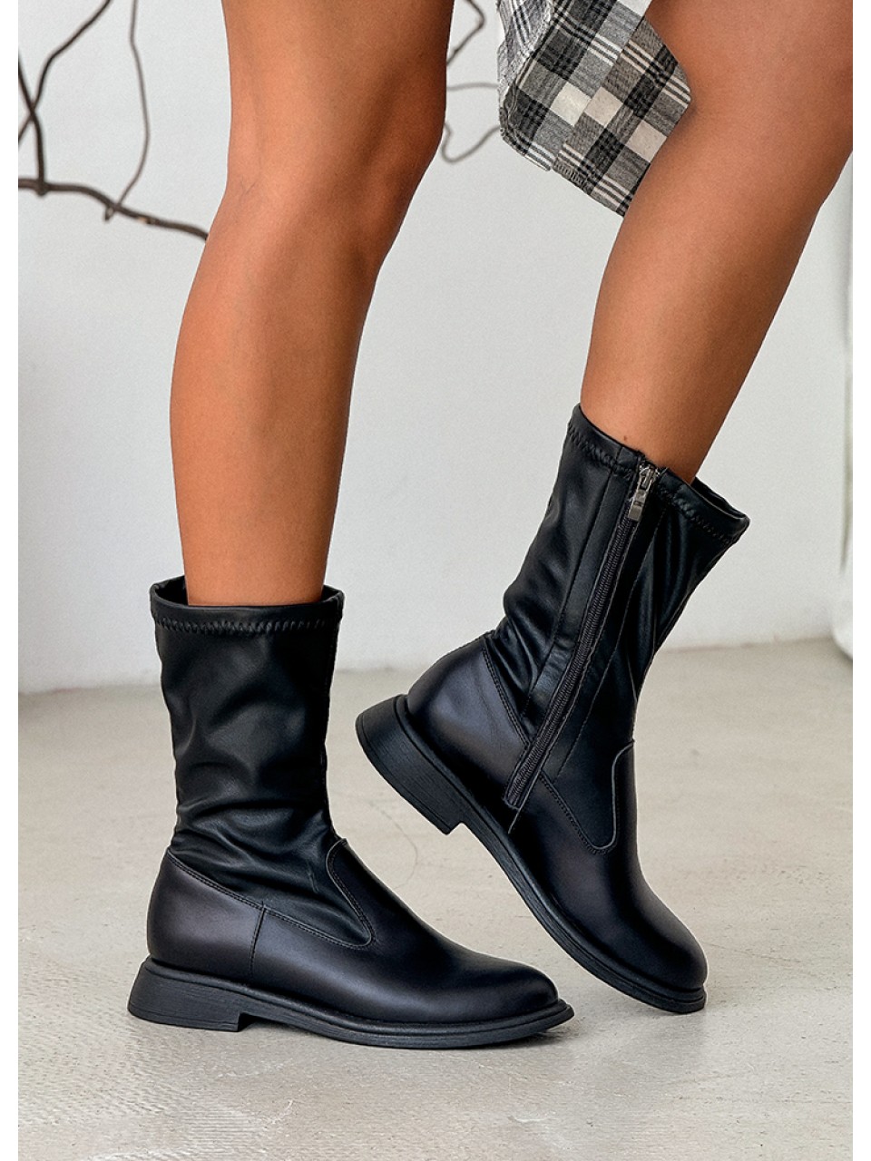 Жіночі шкіряні черевики зі змійкою (хутро) чорного кольору 35046