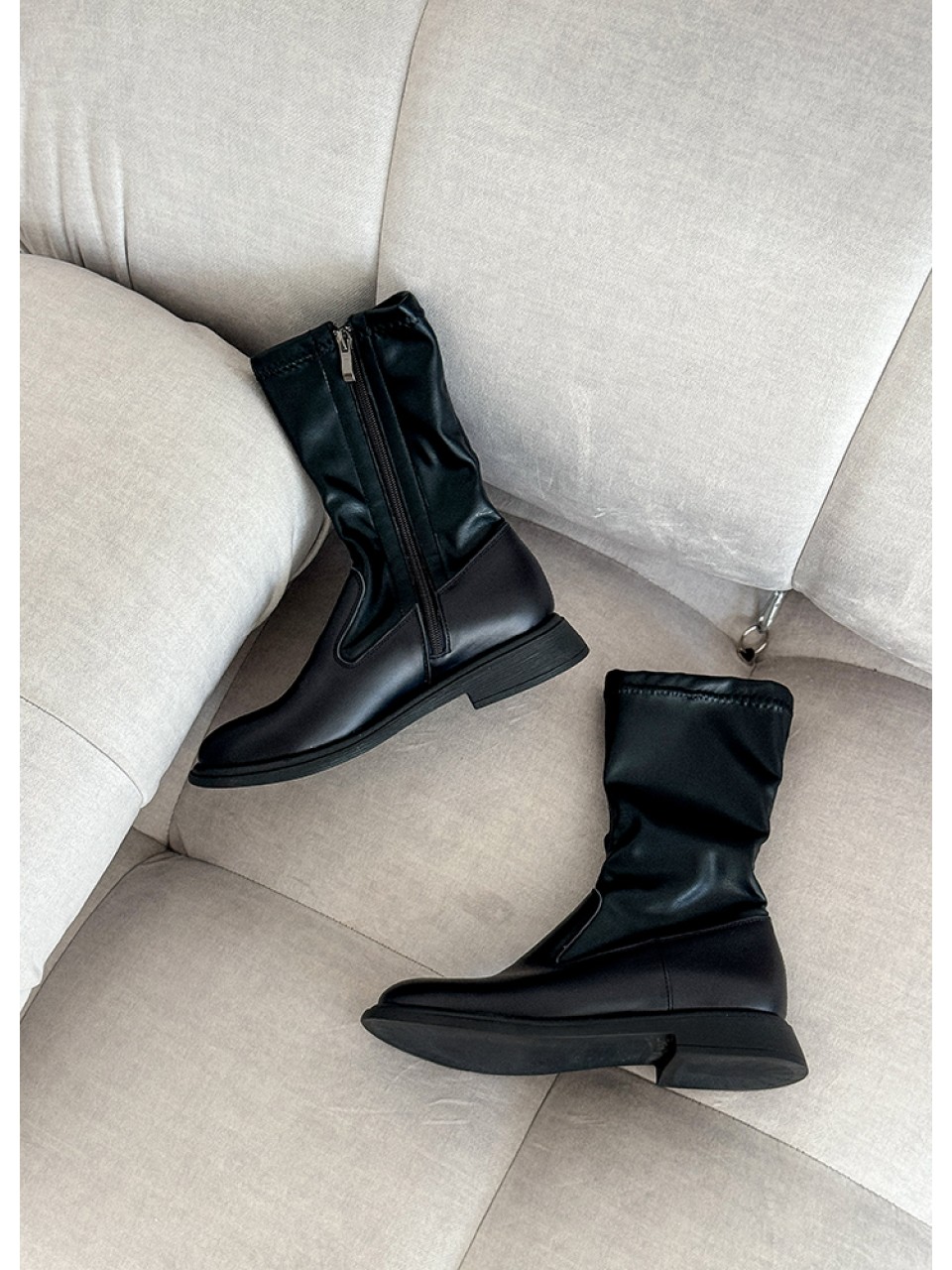 Жіночі шкіряні черевики зі змійкою (хутро) чорного кольору 35046