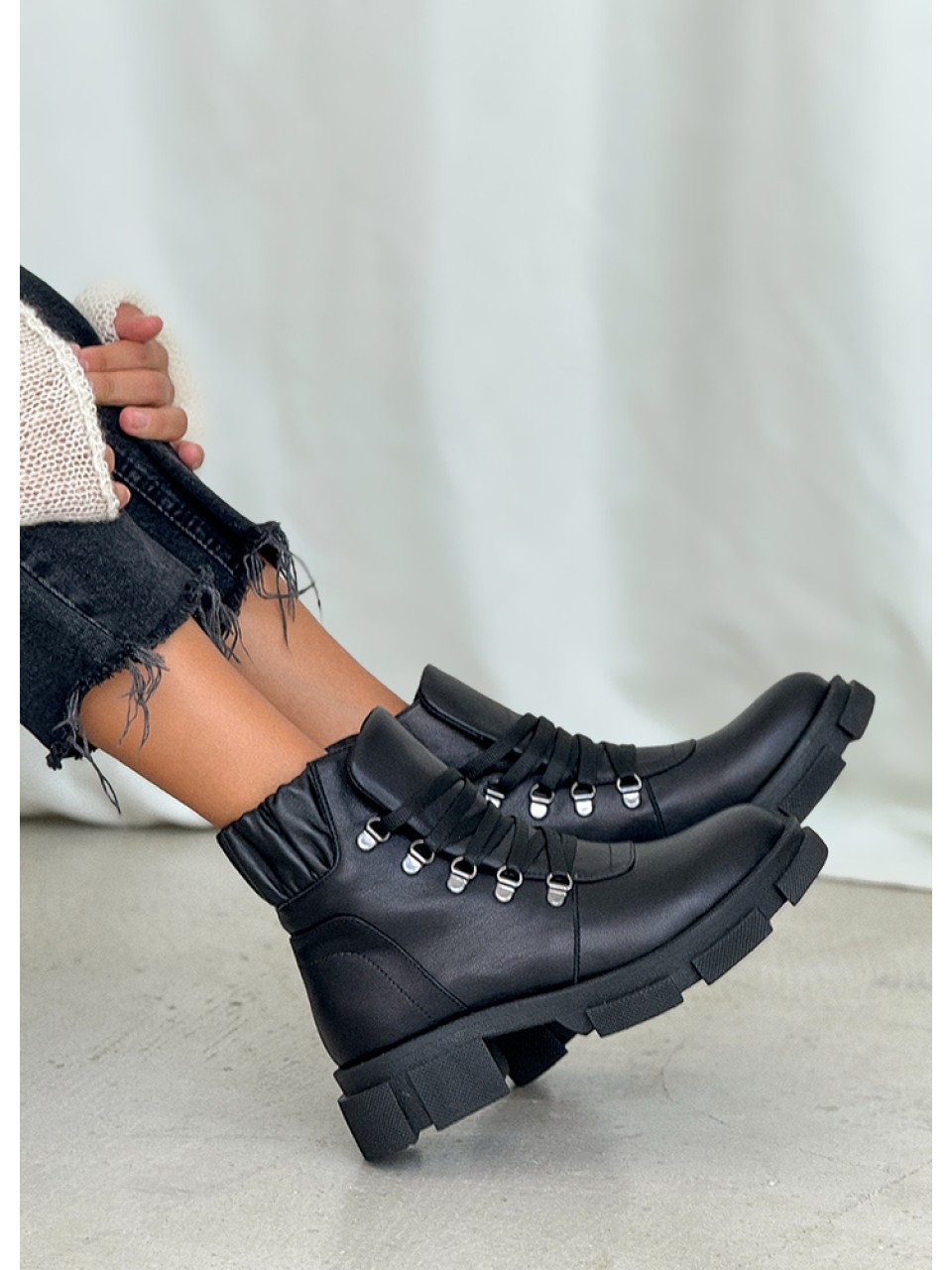 Жіночі шкіряні черевики (хутро) чорного кольору 35047
