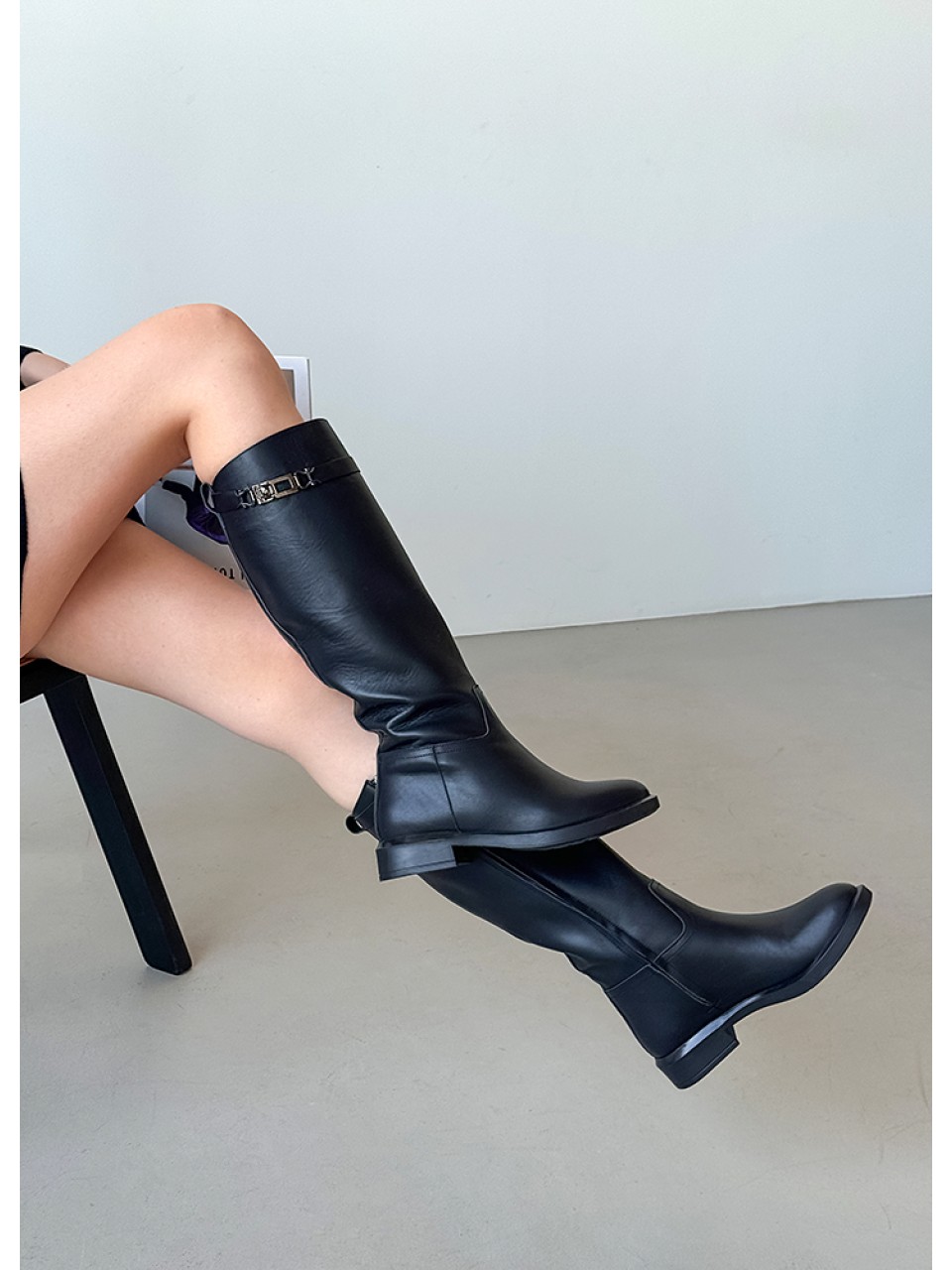 Жіночі шкіряні чоботи (Європейка) чорного кольору 34860