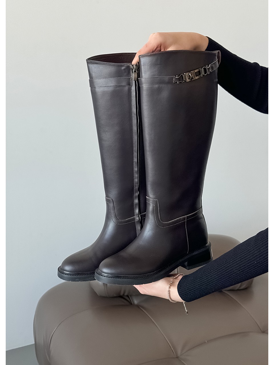 Жіночі шкіряні чоботи (байка) коричневого кольору 34858