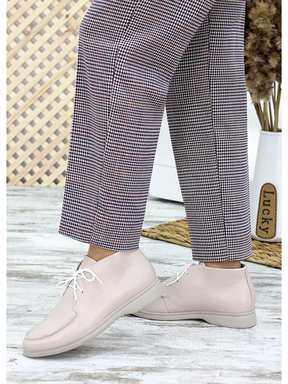 Жіночі шкіряні короткі черевики на шнурівці бежевого кольору 34900