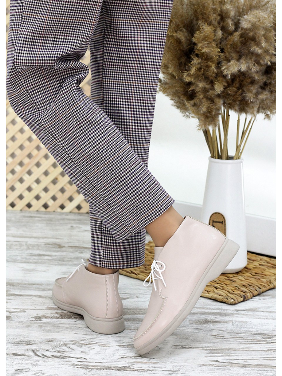 Жіночі шкіряні короткі черевики на шнурівці бежевого кольору 34900