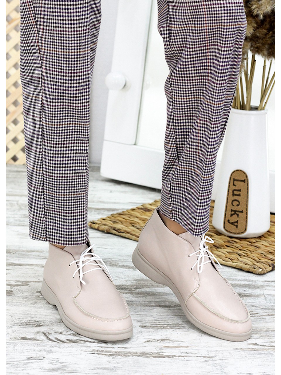 Жіночі шкіряні короткі черевики на шнурівці бежевого кольору 34900