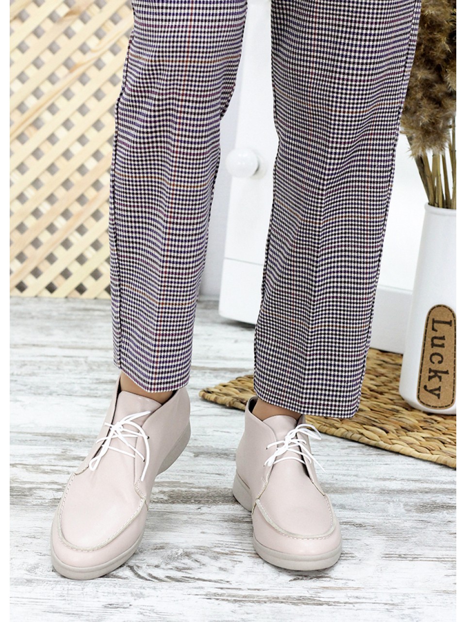 Жіночі шкіряні короткі черевики на шнурівці бежевого кольору 34900