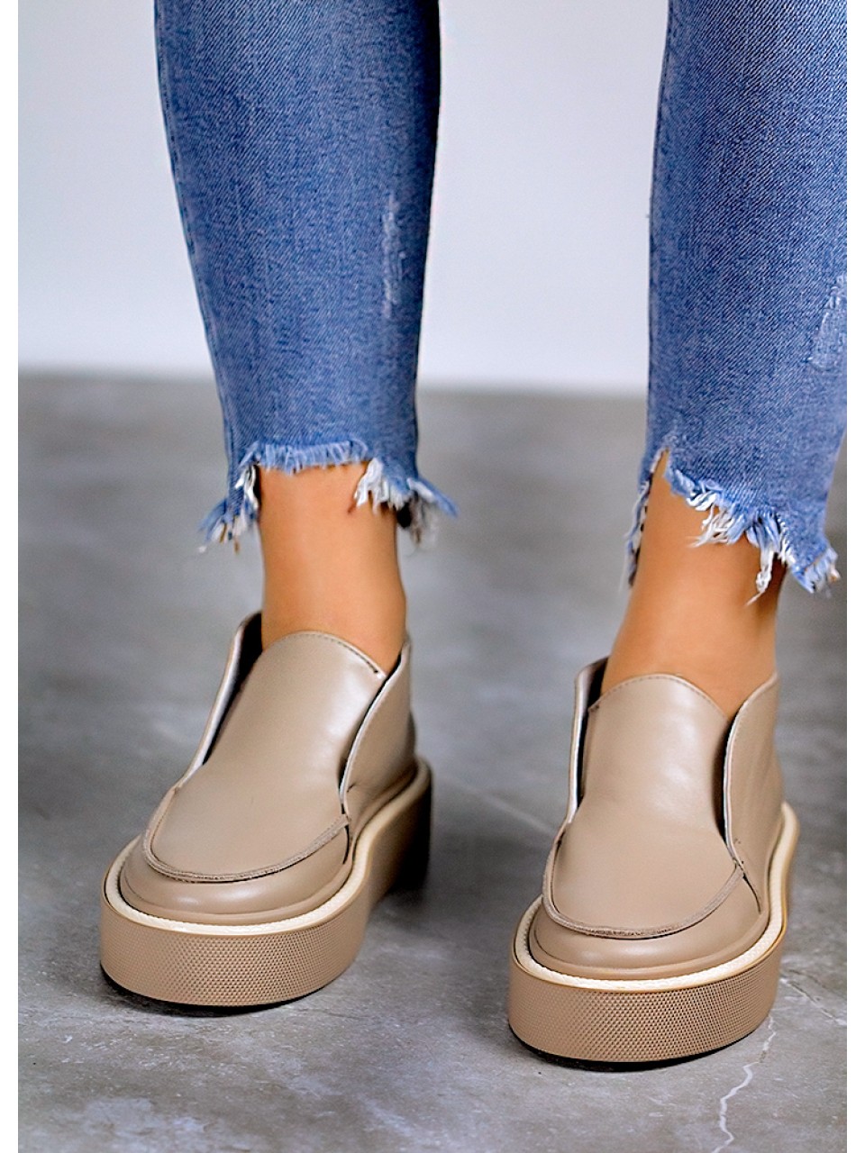 Жіночі шкіряні короткі черевики бежевого кольору 34899