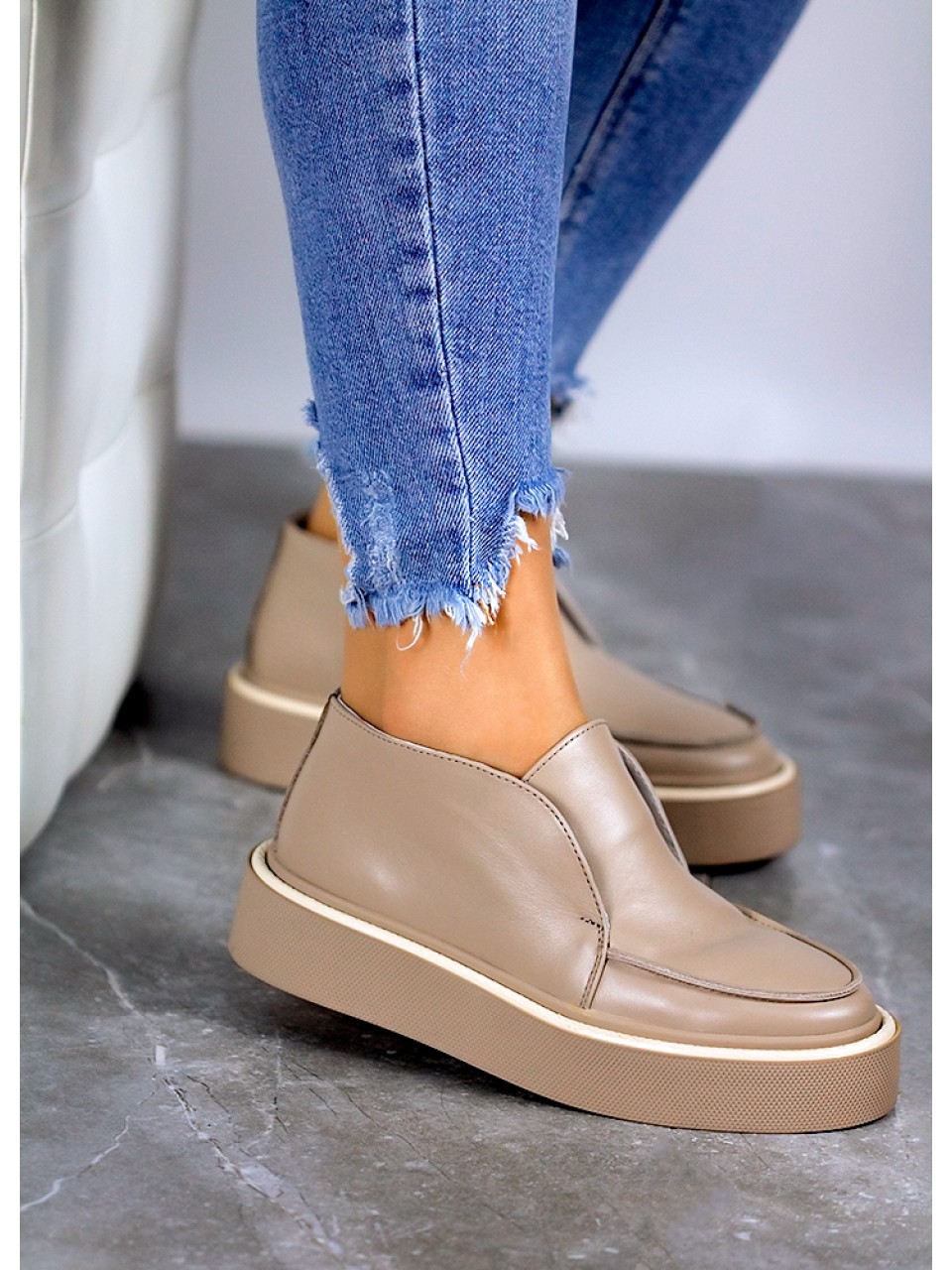 Жіночі шкіряні короткі черевики бежевого кольору 34899