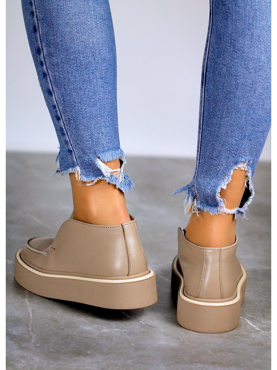 Жіночі шкіряні короткі черевики бежевого кольору 34899