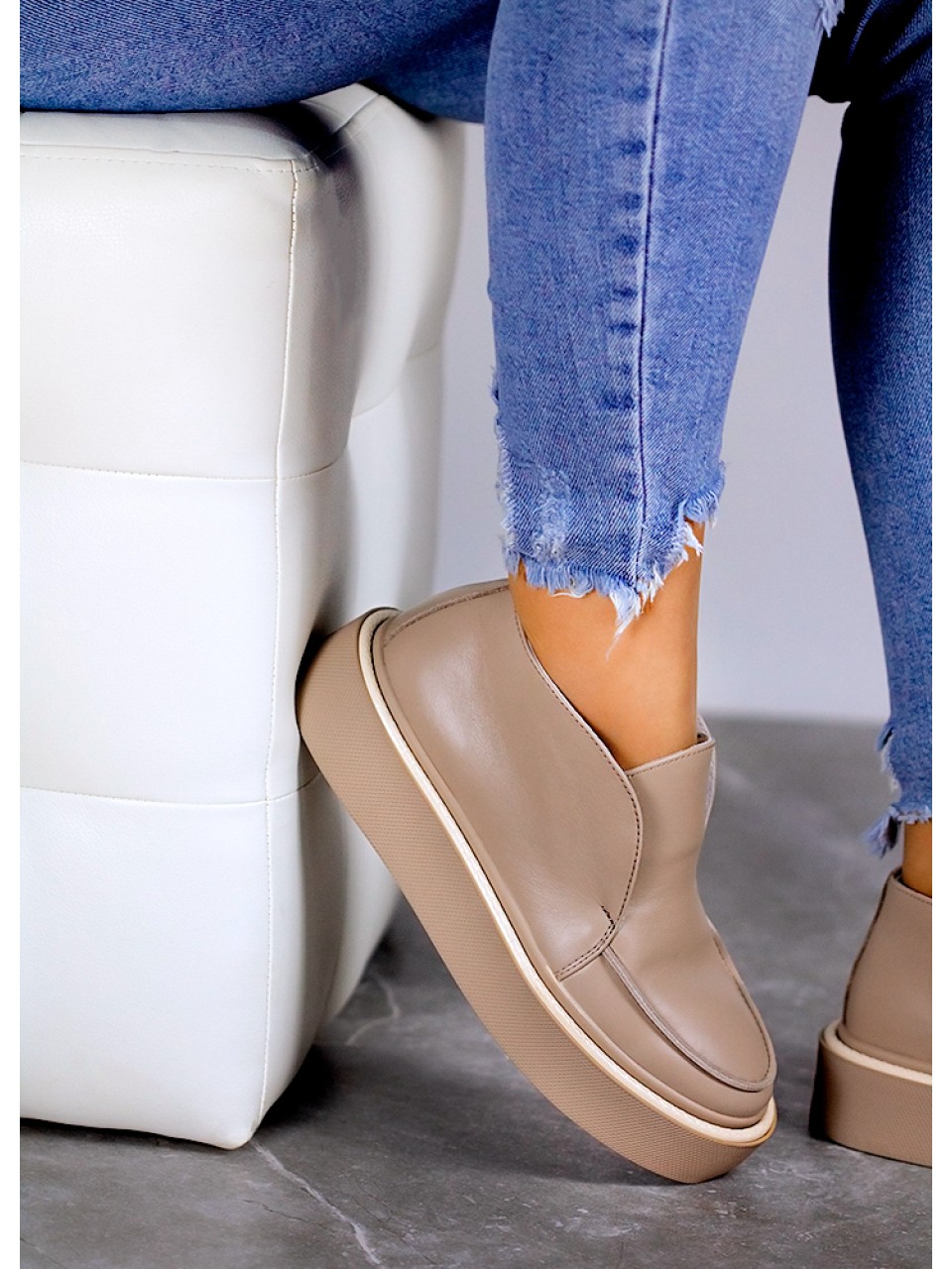 Жіночі шкіряні короткі черевики бежевого кольору 34899