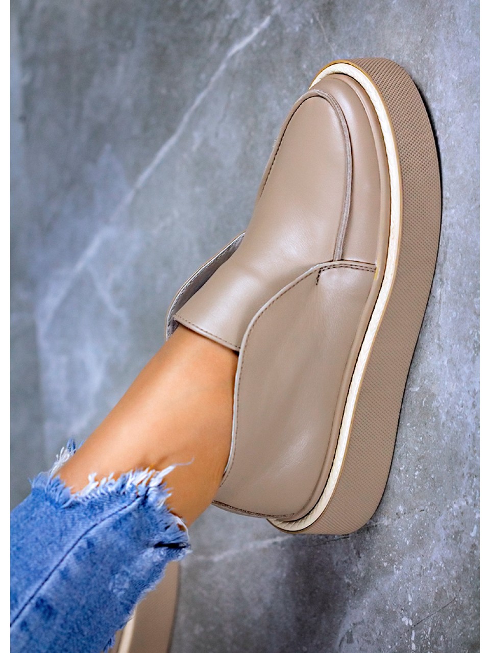 Жіночі шкіряні короткі черевики на байці бежевого кольору 34898