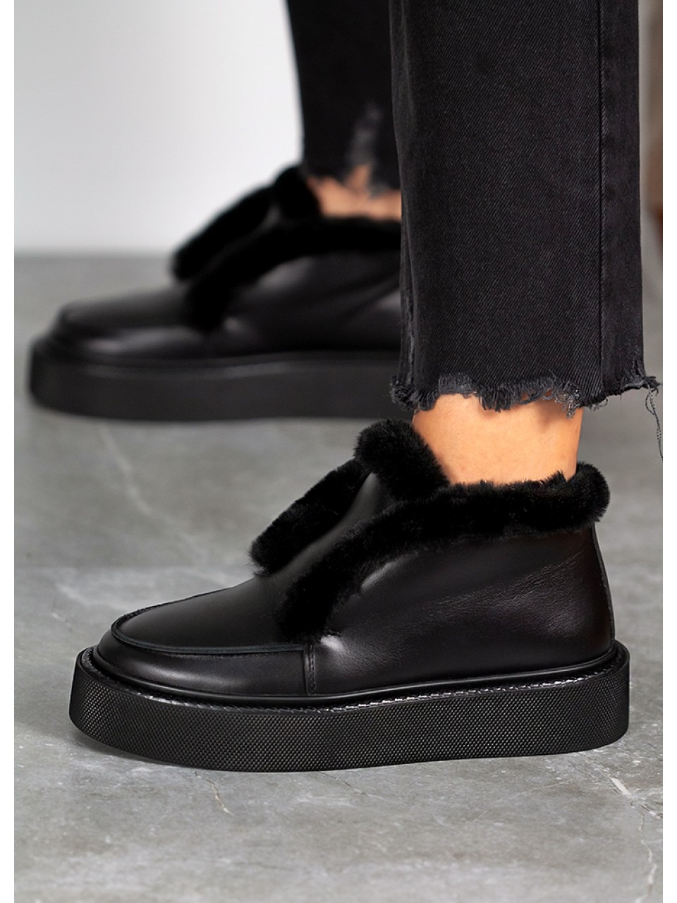 Жіночі шкіряні короткі черевики (хутро) чорного кольору 34901