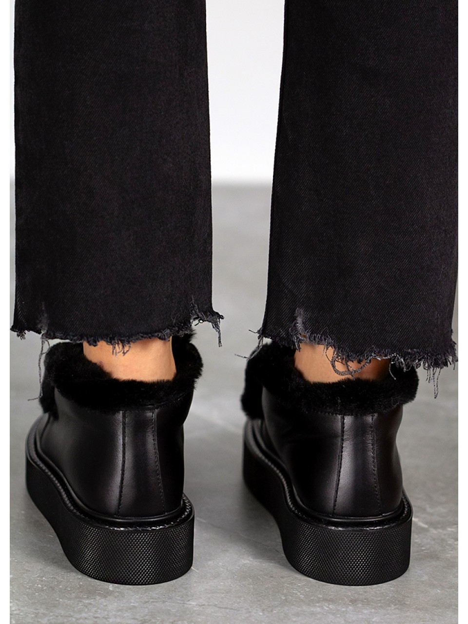 Жіночі шкіряні короткі черевики (хутро) чорного кольору 34901