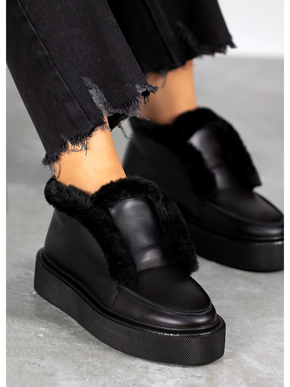 Жіночі шкіряні короткі черевики (хутро) чорного кольору 34901