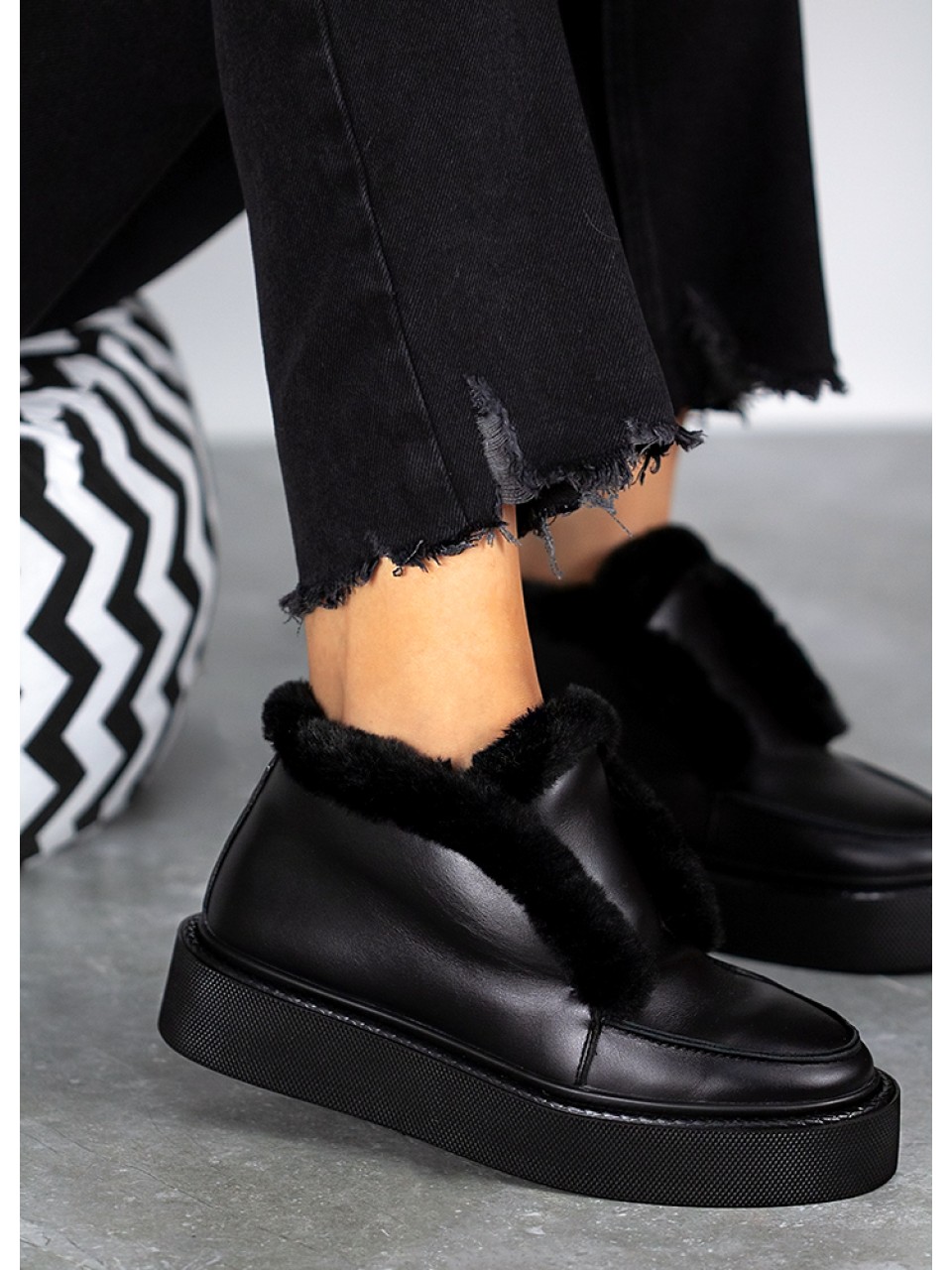 Жіночі шкіряні короткі черевики (хутро) чорного кольору 34901