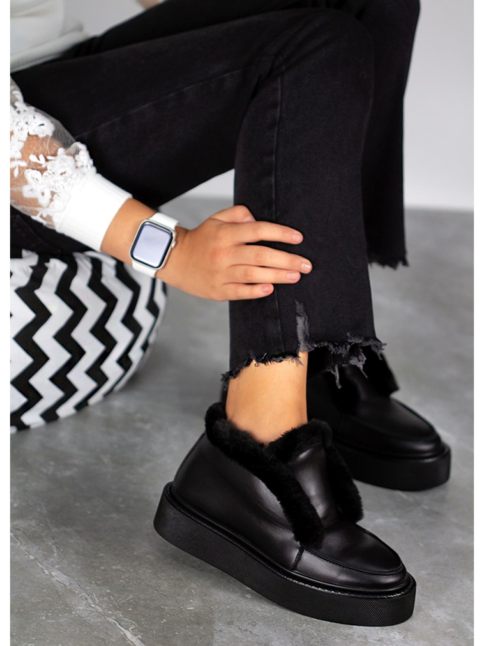 Жіночі шкіряні короткі черевики (хутро) чорного кольору 34901